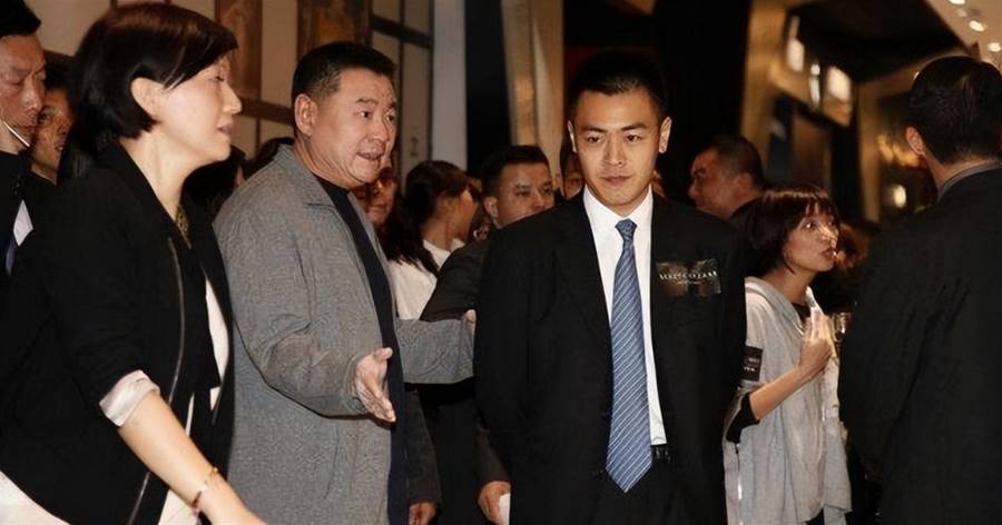 繼承百億家產的豪門二代，卻喜歡坐捷運出門，5億豪宅也不愿去住