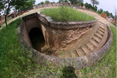 全村人都住在地下，至今4000年都不肯搬，看到裝修我羨慕了